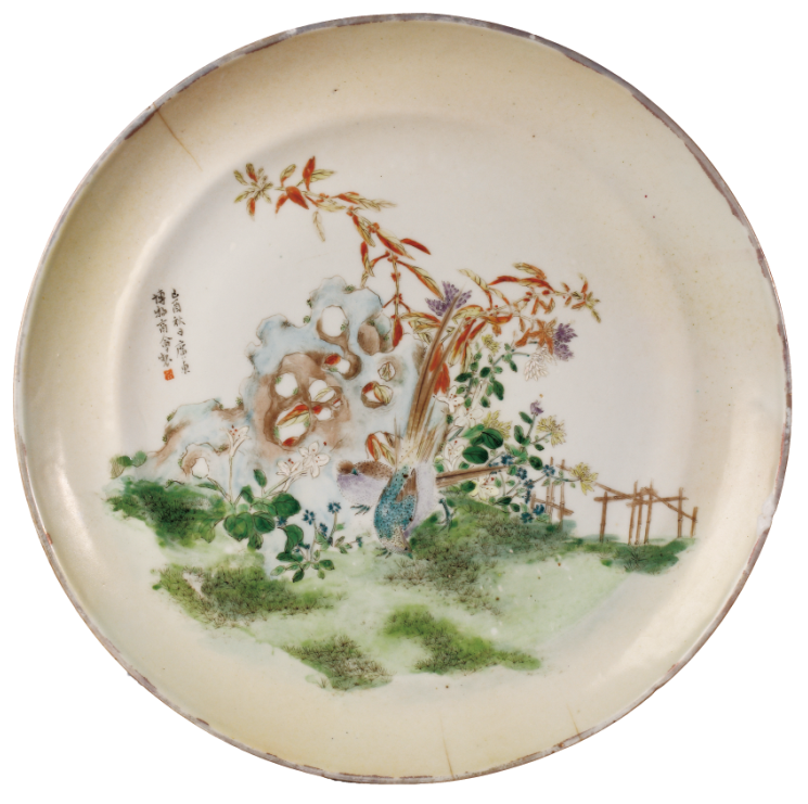 “外銷瓷”是指我國生產(chǎn)的，專門銷往國外的瓷器，清代“一口通商”時期，中國瓷器遠銷歐美，對歐美人民生活影響深遠。這一時期輸出的瓷器種類眾多，有粉彩、廣彩、青花、五彩等，器物造型及紋飾圖案既保留了中國制瓷藝術(shù)的傳統(tǒng)特征，又汲取了歐美的藝術(shù)精華，從而燒制出了大量精美的瓷器。圖為1909年廣彩“廣東博物商會”石景紋碟。（來源：廣州十三行博物館）