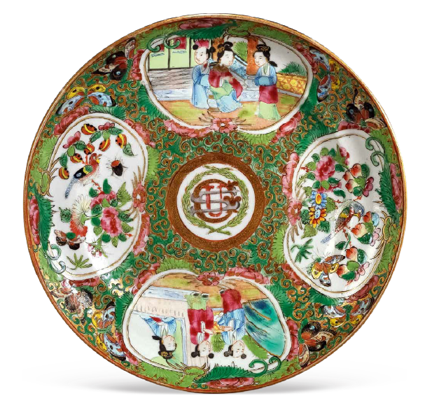 “外銷瓷”是指我國(guó)生產(chǎn)的，專門銷往國(guó)外的瓷器，清代“一口通商”時(shí)期，中國(guó)瓷器遠(yuǎn)銷歐美，對(duì)歐美人民生活影響深遠(yuǎn)。這一時(shí)期輸出的瓷器種類眾多，有粉彩、廣彩、青花、五彩等，器物造型及紋飾圖案既保留了中國(guó)制瓷藝術(shù)的傳統(tǒng)特征，又汲取了歐美的藝術(shù)精華，從而燒制出了大量精美的瓷器。圖為清末廣彩“USG”花鳥人物紋小碟。（來(lái)源：廣州十三行博物館）