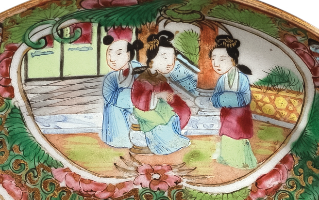 圖為清末廣彩“USG”花鳥人物紋小碟細(xì)節(jié)圖。（來(lái)源：廣州十三行博物館）